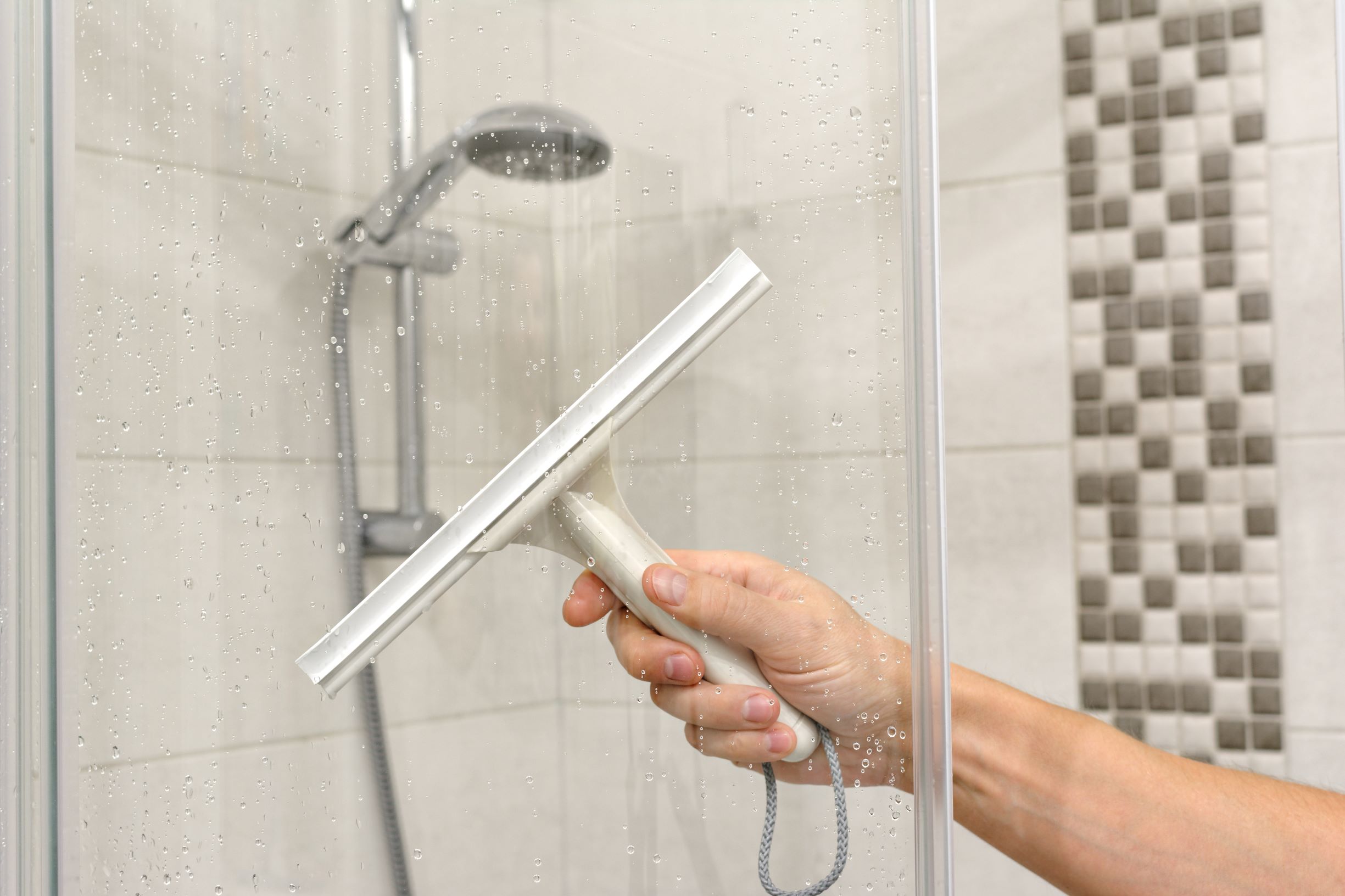 Cómo limpiar la ducha sin esfuerzo: el truco que usan las empleadas del hogar