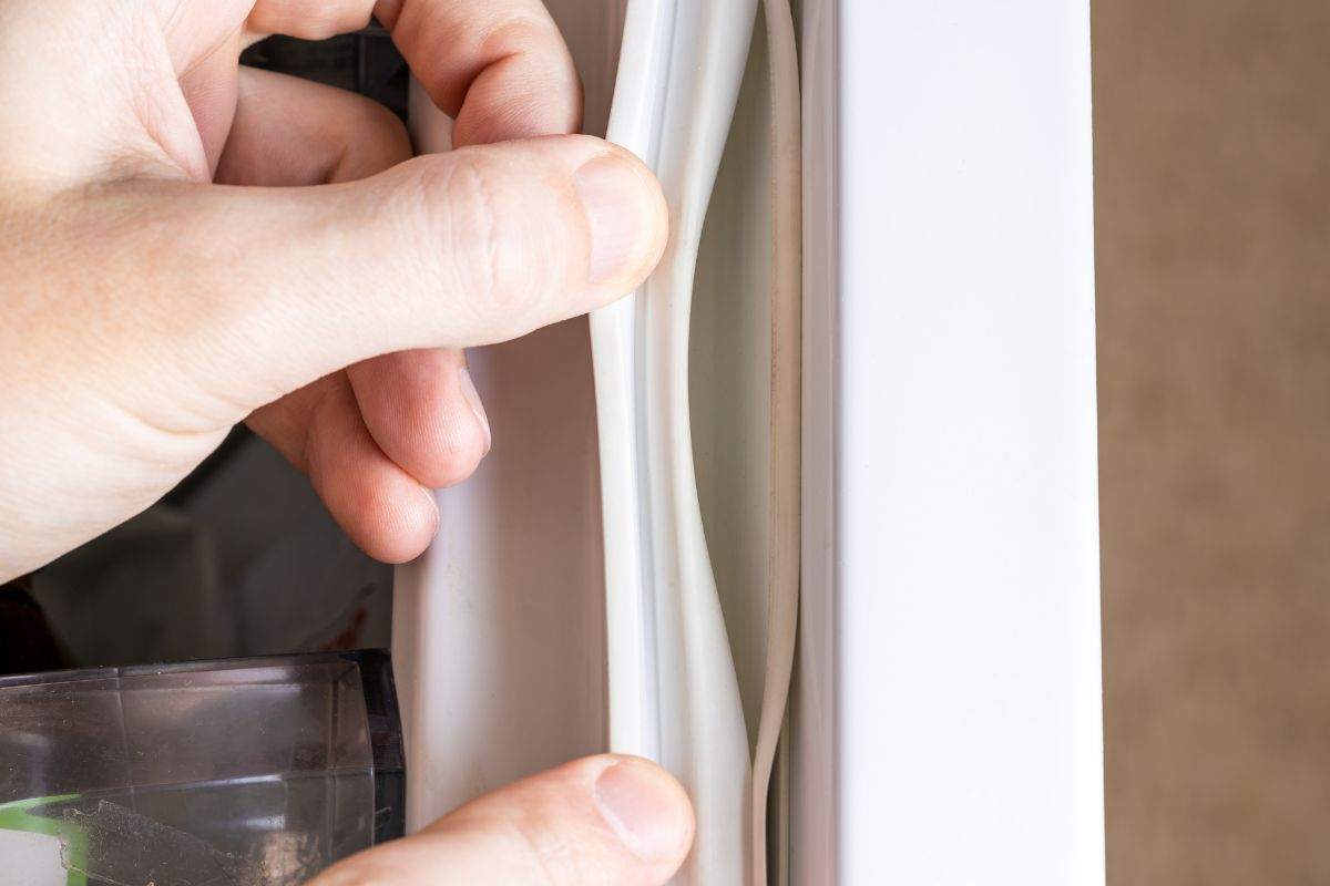 El método casero para devolver el blanco a los plásticos del frigorífico