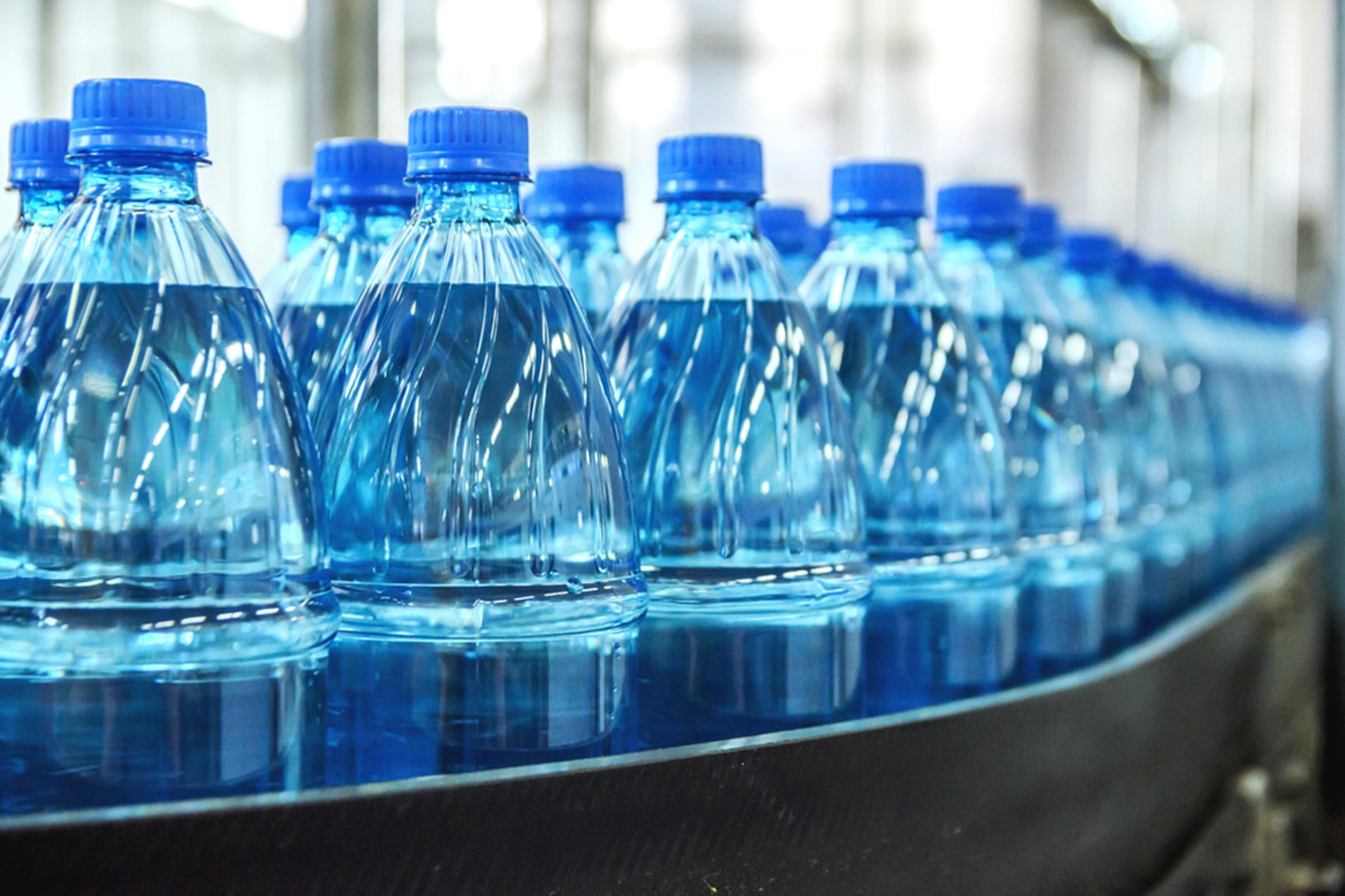No tires la botella de plástico sin hacer esto antes: el truco que pocos conocen
