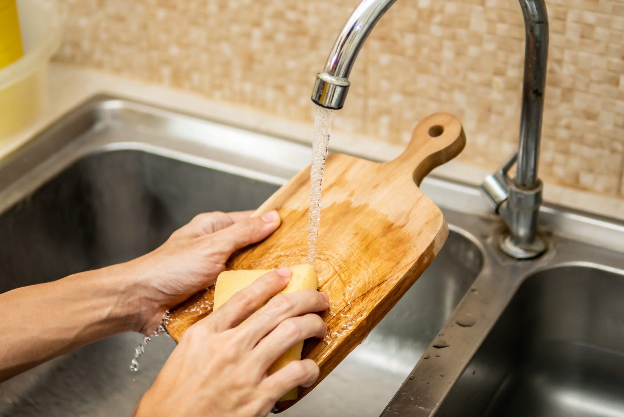 Nunca cortes alimentos en la tabla sin hacer esto antes