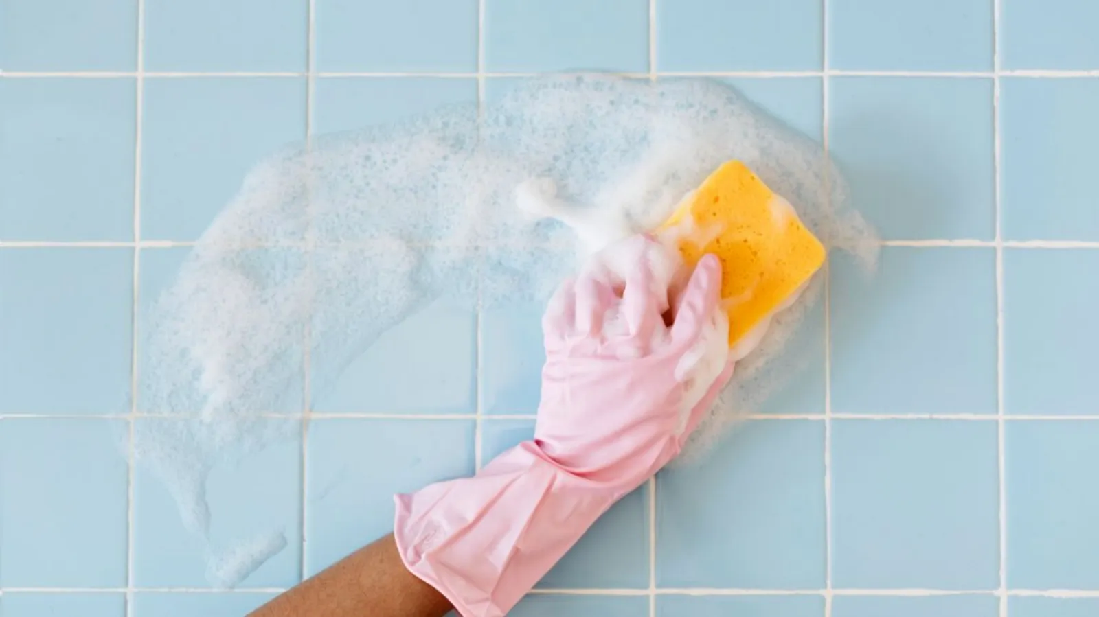 ¿Juntas negras entre los azulejos? El remedio natural que acaba con todo en minutos