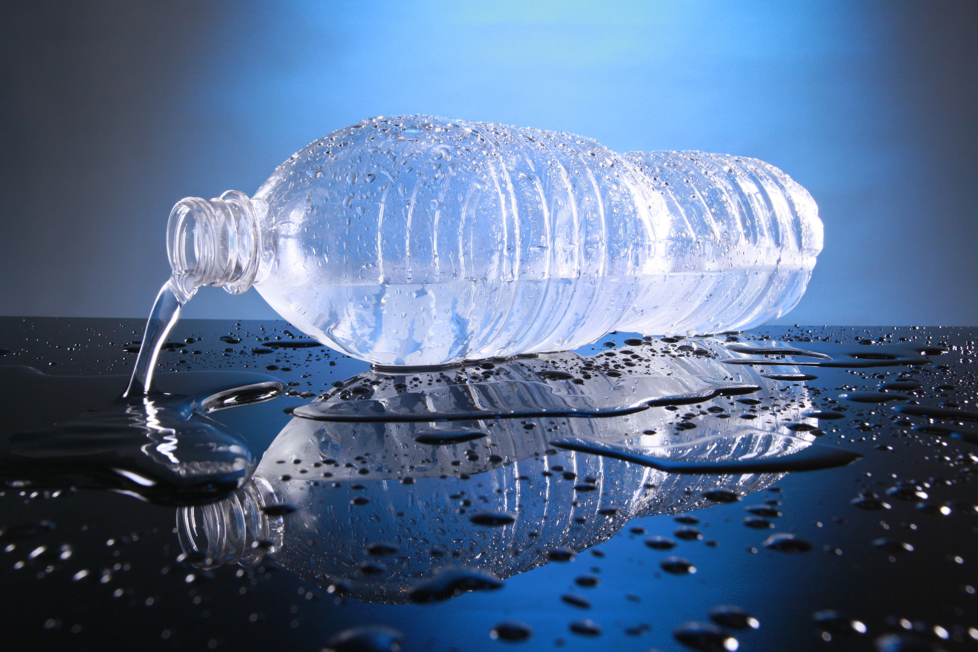 ¿Sabías que puedes desinfectar la botella de plástico con este truco casero?