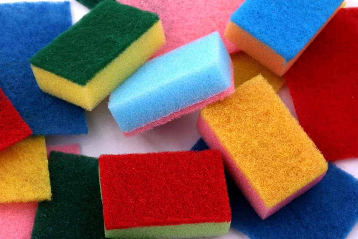 Nunca uses la esponja de cocina más de este tiempo: el riesgo que pocos conocen
